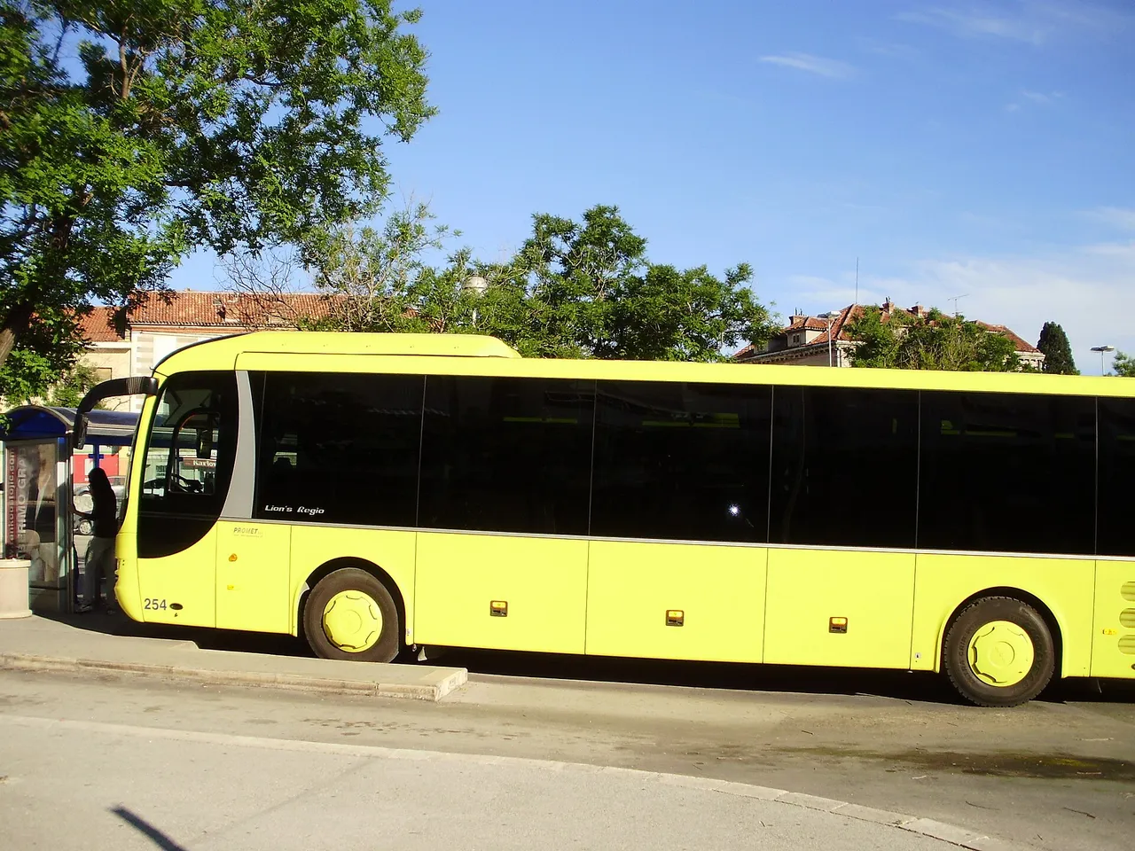 A Promet Split city bus on the road that links Split with the Kastela zone and the airport