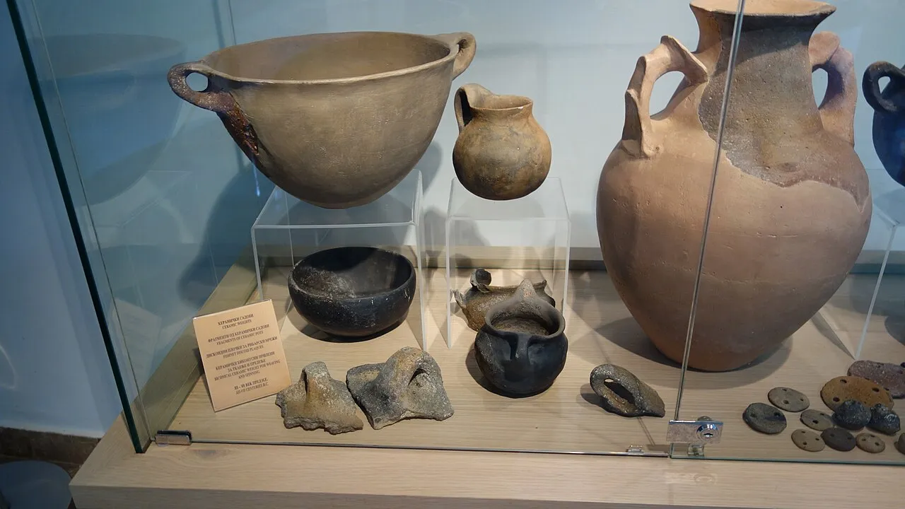 A museum display case of prehistoric ceramic pots, bowls and clay loom weights from the Bay of Bones excavation