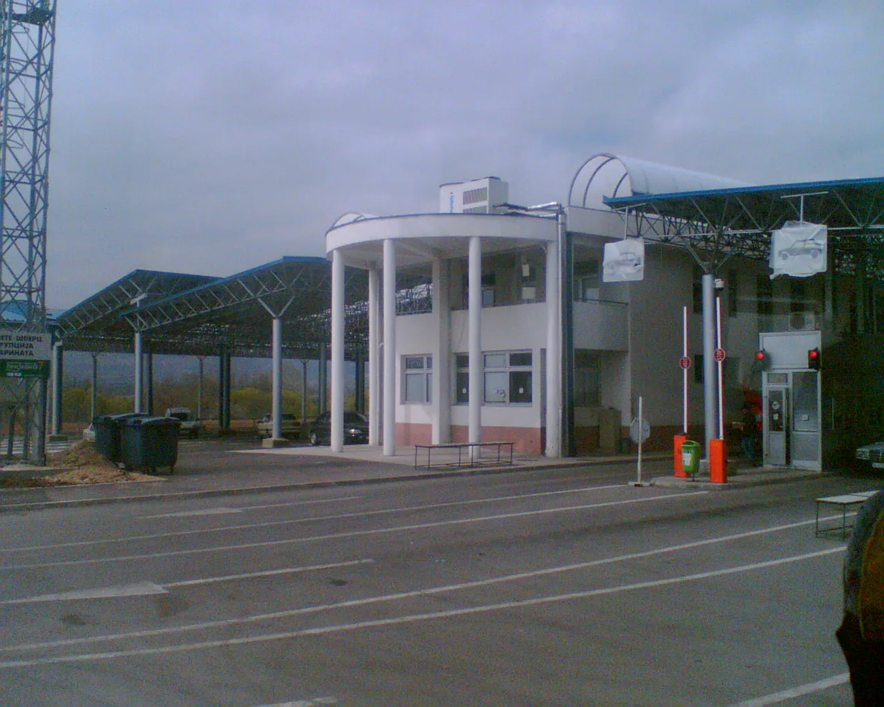 The vehicle inspection canopies and checkpoint building at the Tabanovce border crossing