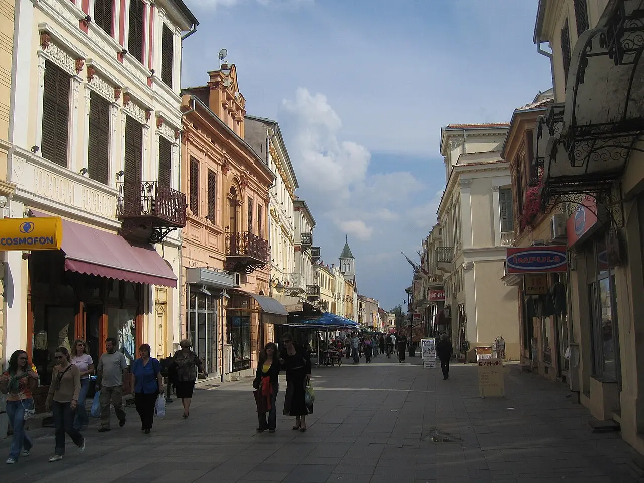 People strolling along Široki Sokak in Bitola between cafés and old townhouses